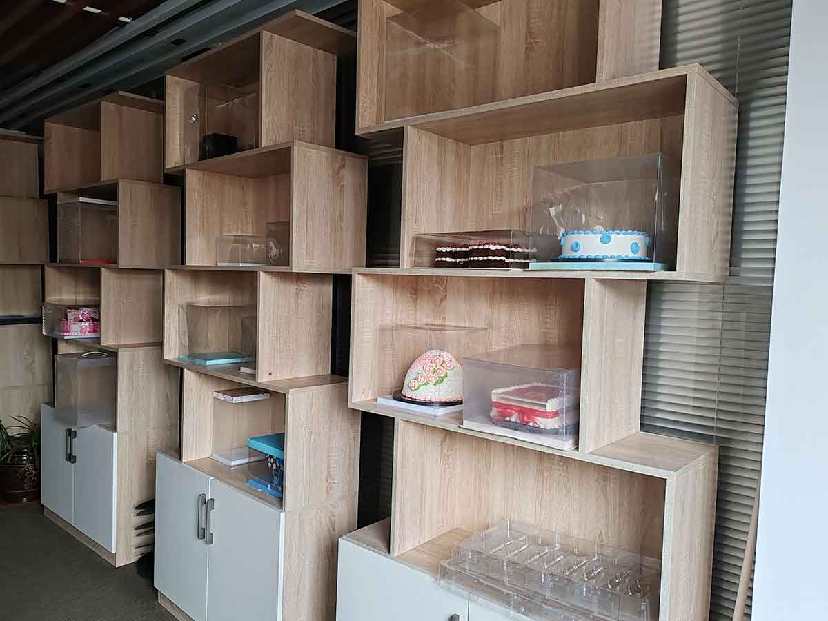 样品间蛋糕盒包装成品展示，塑料包装应用实景