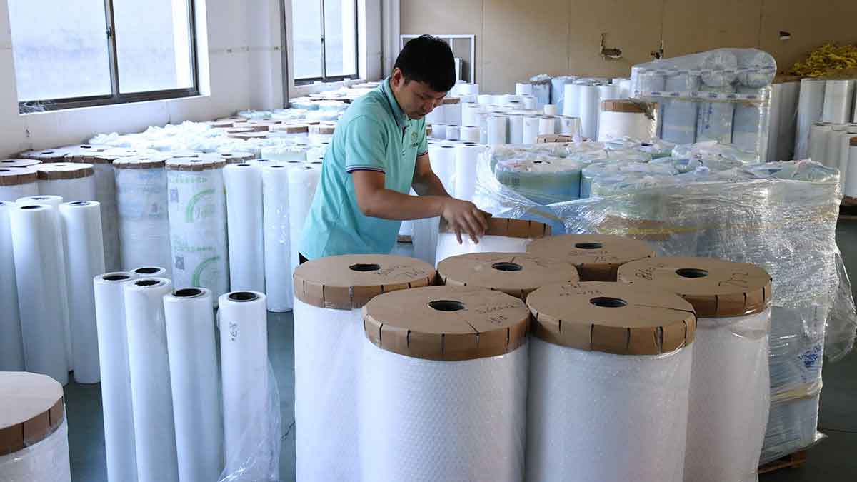 亿方卷材仓库｜薄膜卷材清点整理作业现场