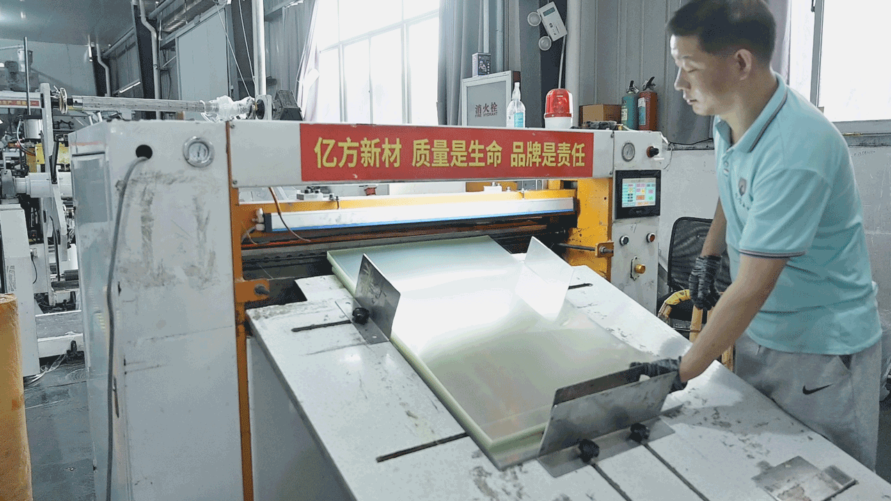 亿方生产现场｜操作人员操控板材裁切设备作业