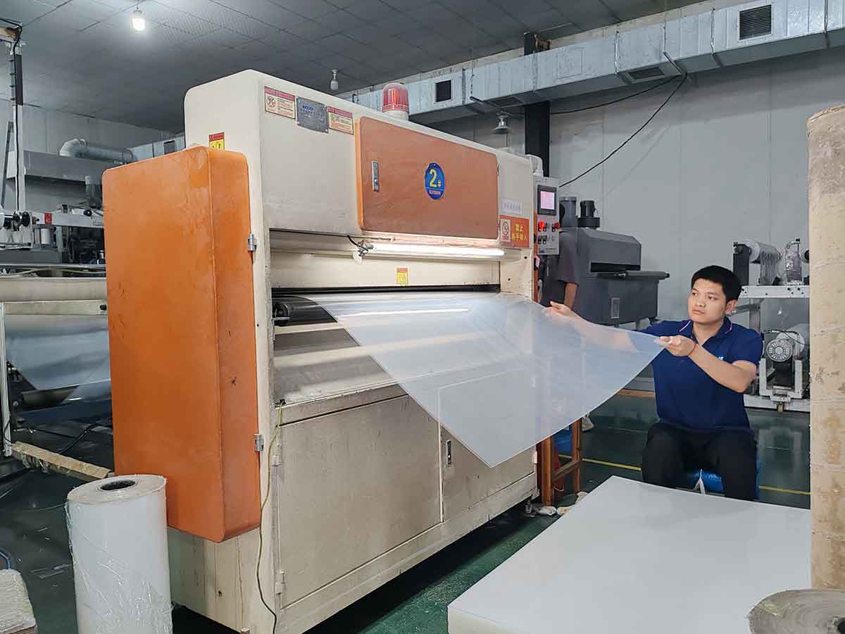 亿方新材生产现场，片材下线品质检测