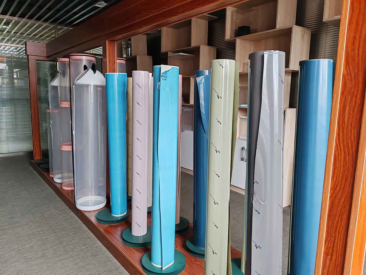 样品间各类保护膜卷材，多色卷料陈列实景