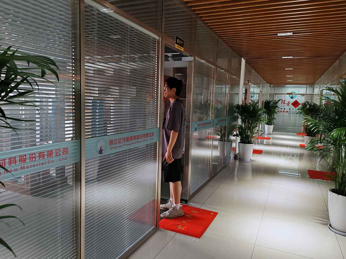亿方办公走廊，玻璃隔断办公区域实景