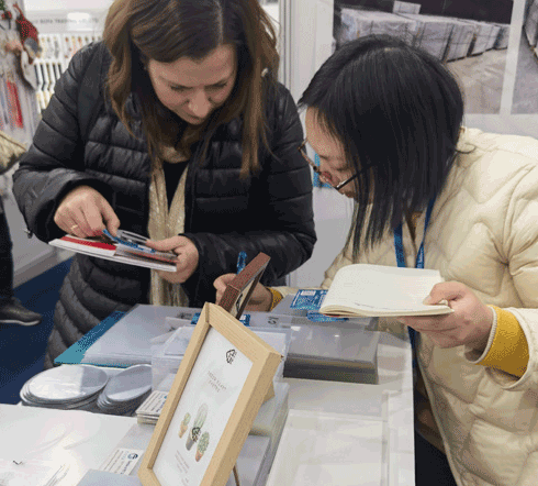国际展会现场，外贸人员对接海外采购商实景